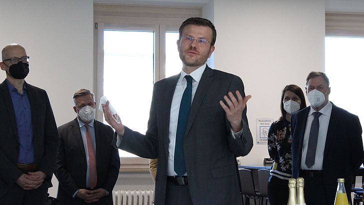 Marcus König, Oberbürgermeister der Stadt Nürnberg, begrüßt die Studierenden des neuen Studiengangs Public Management.