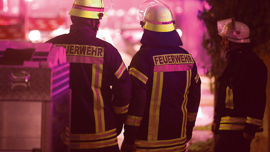 Auf dem Foto sieht man zwei Feuerwehrleute im Einsatz.